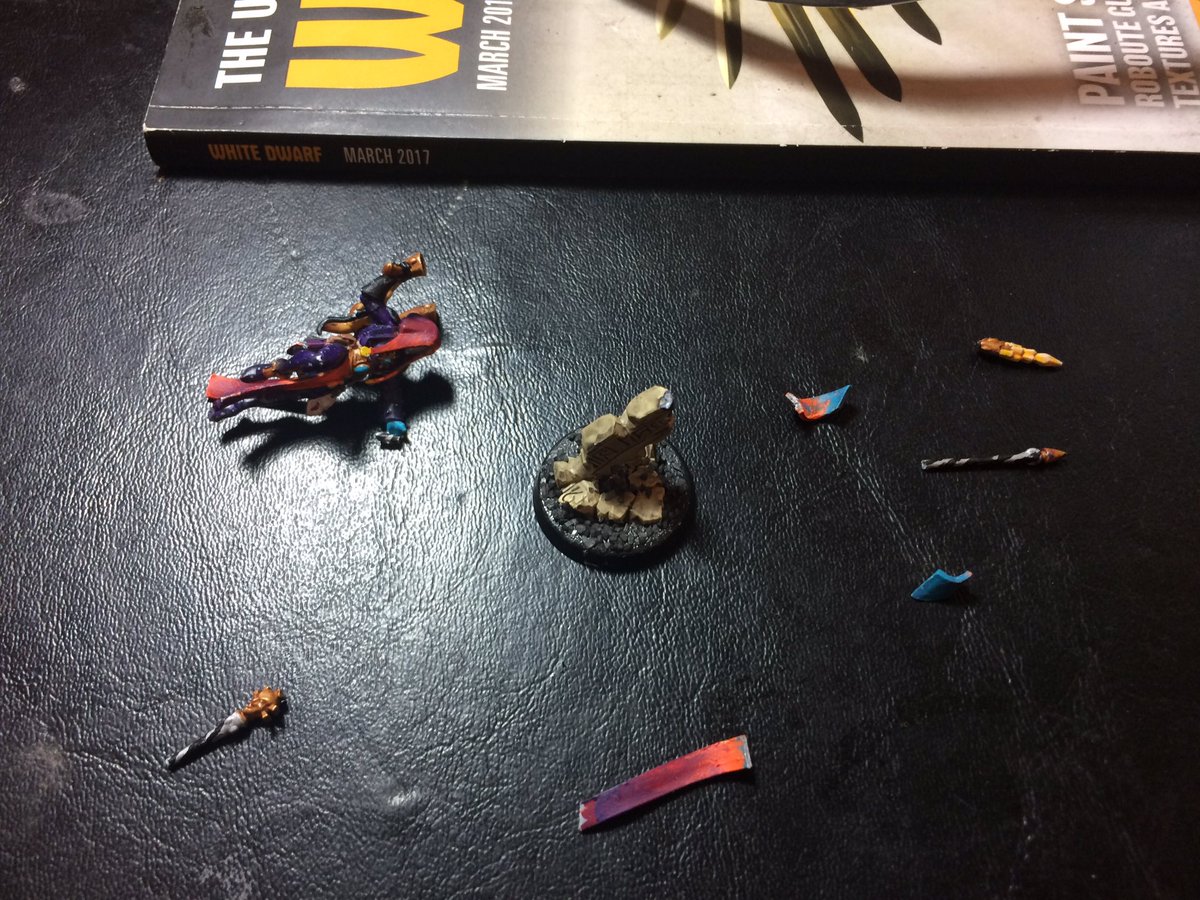 panicamanda4's tweet image. How to know if a cat has been in your hobby room. I'm reeeaaally hoping I can fix it otherwise it's #rip #harlequins #shaddowseer