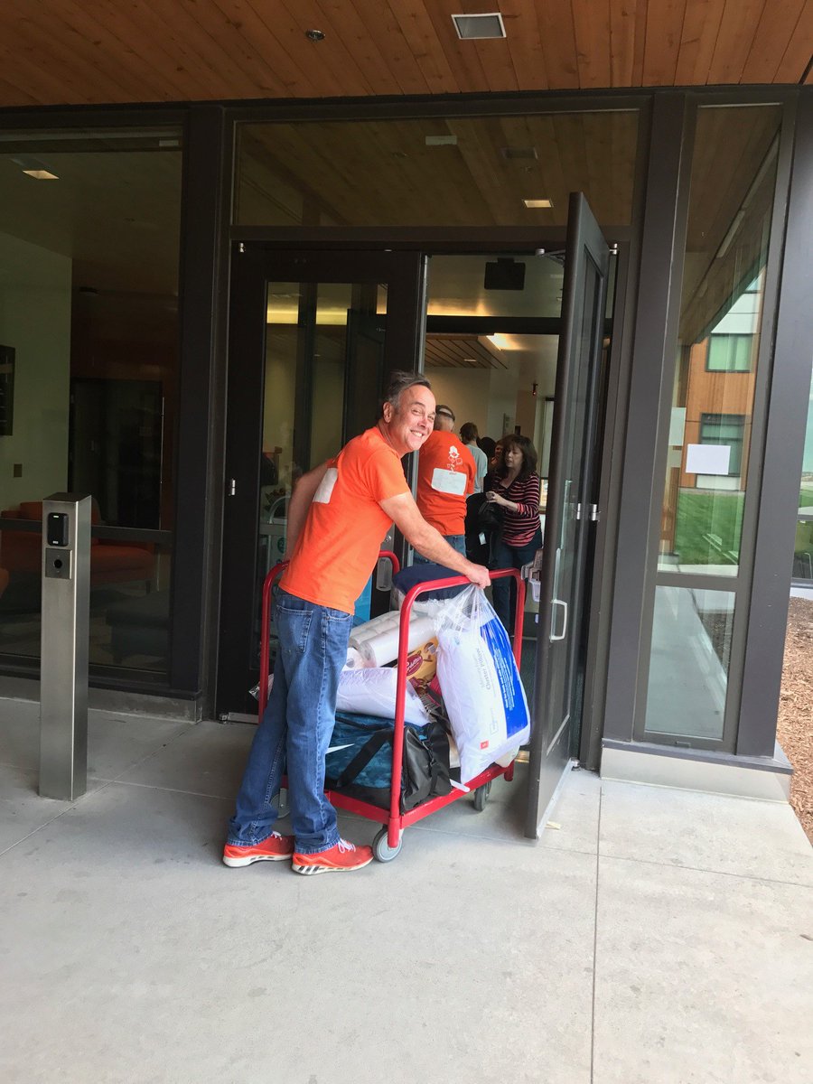 OSUcascades's tweet photo. MOVE-IN Day 2017 coming to a close.  Get ready for Welcome Week #bendbeavs. https://t.co/92dHWs9gQG