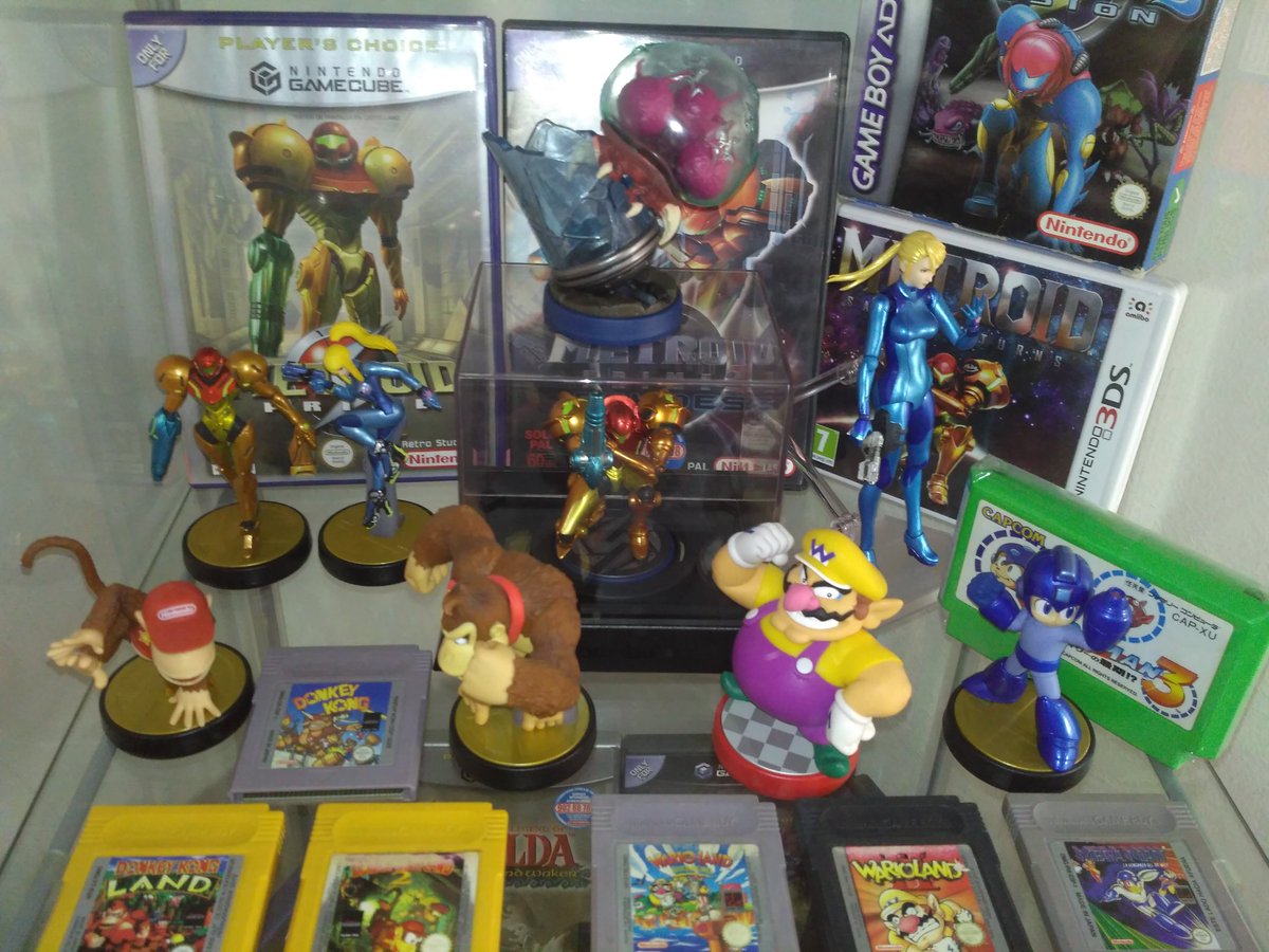 Rubi_walker's tweet photo. Me quedo sin sitio en la vitrina por culpa de la #OperationSamusReturns jajaja xD #Metroid #SamusisBack https://t.co/R7c5rM7BJO