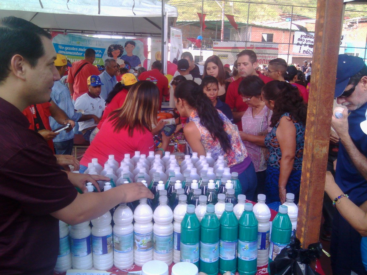 epp_osuna's tweet photo. MegaOperativoAlimentario Pq. OSUNA RODRIGUEZ, Llevando Alimentacion Justa al Pueblo. #CLAPS #UBCH #EPP #EMAPOR @JEHYSONGUZMAN https://t.co/Lb0RTObv6D