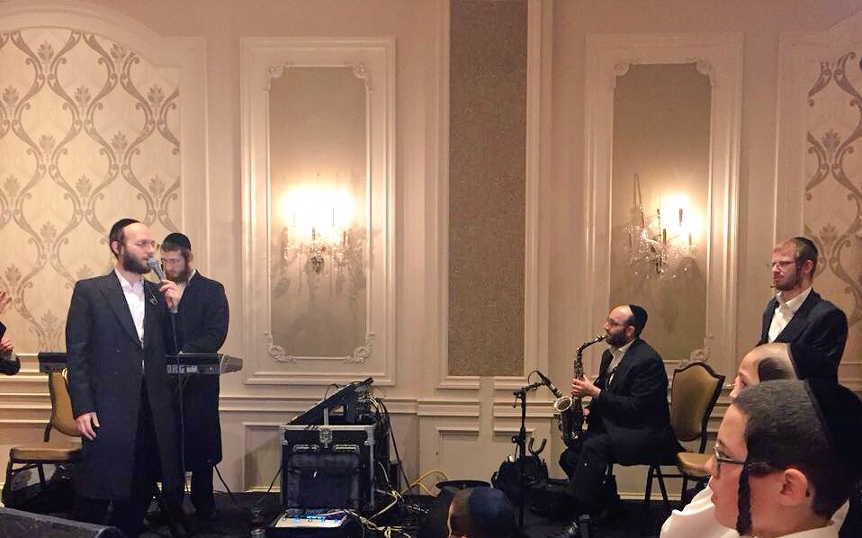 Dovidcs's tweet photo. What a awesome #lebedig #wedding done 2night in #bp with the most talented @MenachMoskowitz as lead & @HeshyPavel on keys 2gether https://t.co/05cY2cK97d