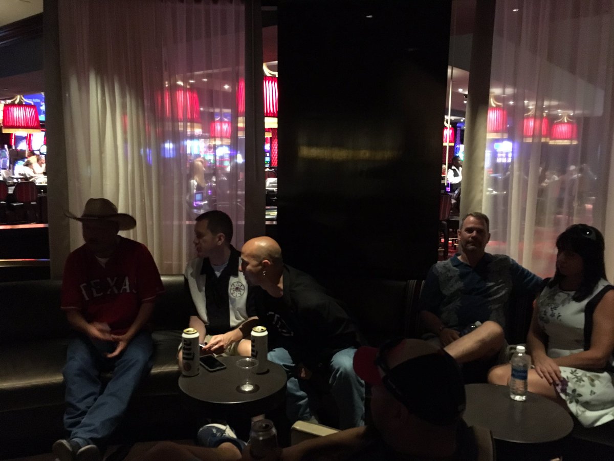 _Absolute0's tweet photo. #VV5 Pre-dinner drinks @CromwellVegas b4. heading up to #Giadas for supper. After that, more drinks and gambling (I know we have a problem) https://t.co/VTyFLlbmGP