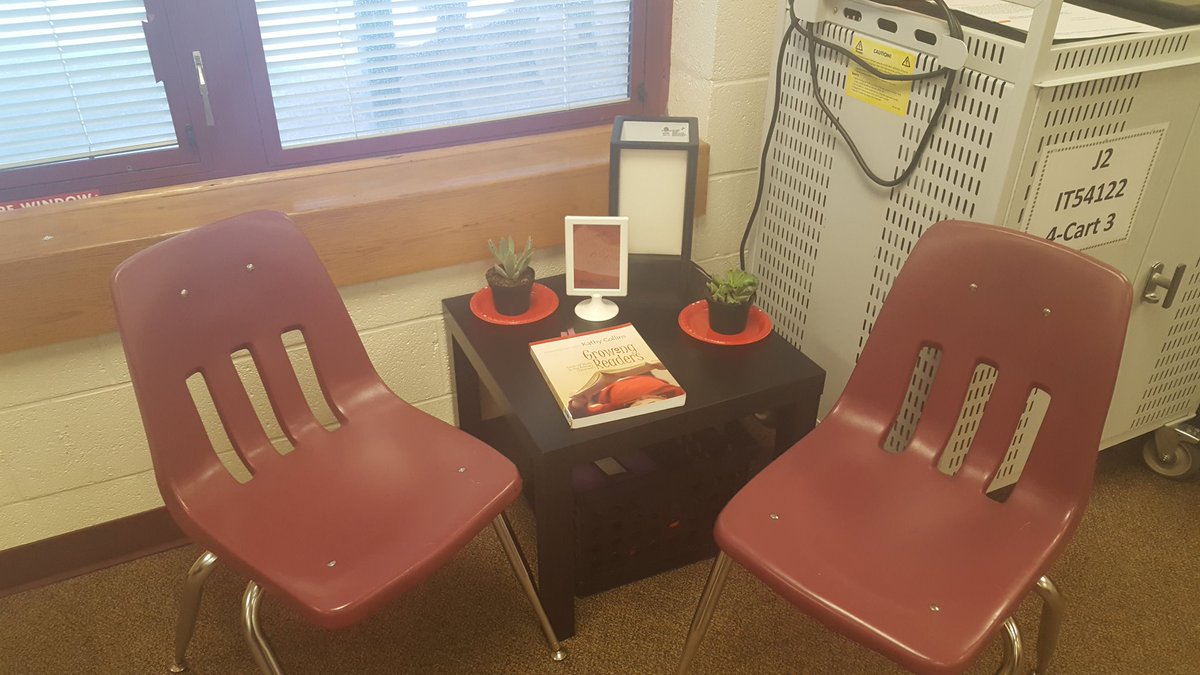 CassidyGarrick's tweet photo. I added a new space in my classroom! I'm looking forward to 1-1 conferences and visitors in my classroom! 🍎@PontiacElem https://t.co/ACQFGmSpmj