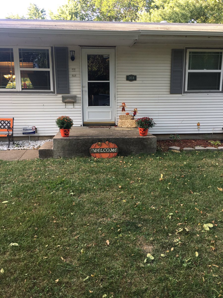 GabbyGabster21's tweet photo. Ya'll know I could resist...#fall #itsmyfavorite #decoraddict https://t.co/Rt5cChtlmh