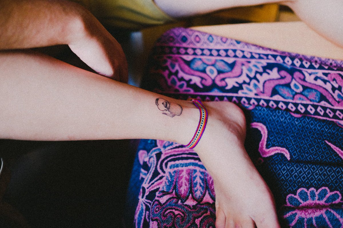 camcuqui's tweet photo. oim gente, vamo fazê umas tatuagem? #handpoke #tattoo #GRLPWR #tatuagem #tatu #dasmina https://t.co/ZWi15fNSSA