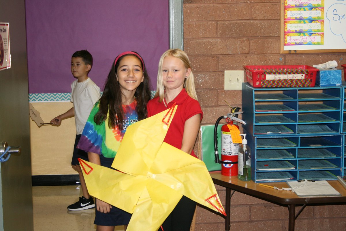 DSPREP's tweet photo. Mrs. Currigan's 5th Grade Engineers sharing final pinwheel products!
#DSPES #EducateEmpowerExcel
#SoarLikeAHawk #TellingOurStory https://t.co/oIqSYXhyFf