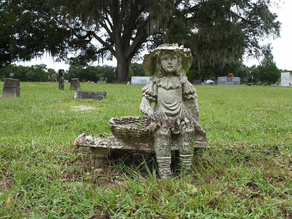 9🔸5 grass | life in death 🌱| #cemetery #memorialsculpture #sculpture #lifeindeath #gravestones #headstone #peaceful #calming #fmspad #fms_g…