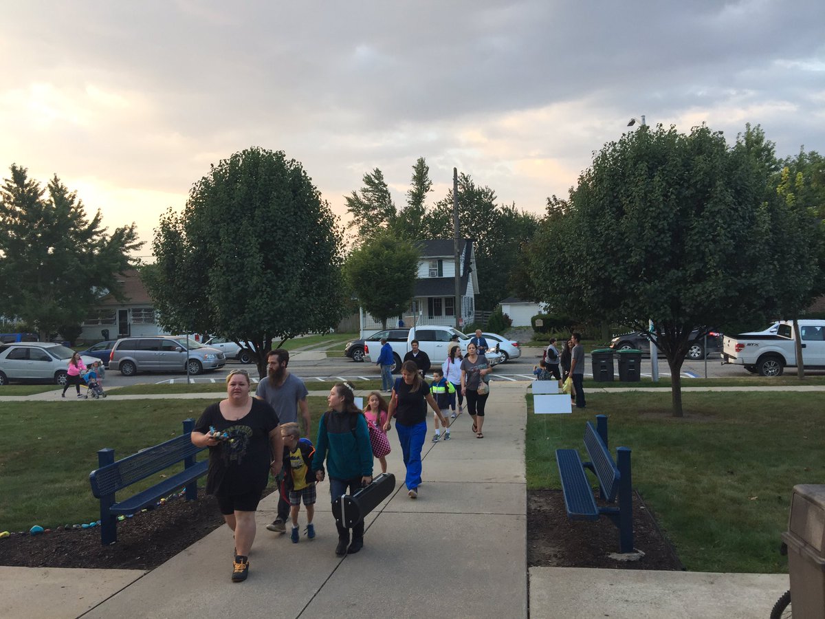 ManuszakEdward's tweet photo. Great first day of school at Dundee ES! @Ost_DES #DESfirstday Excited for day two! https://t.co/JWTu722UCA