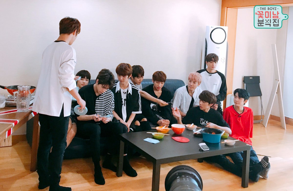 mbcmusictheboyz's tweet photo. 케셰프VS주셰프의 불꽃튀는 메뉴 결정전 #떡볶이를_부탁해🔥세상 진지하게 투표 중인 더보이즈! 과연 케빈과 주연이의 손에서 탄생한 新메뉴는? #꽃미남분식집 3회는 오늘 저녁 10분 늦게 #저녁8시40분 엠비씨 뮤직에서 방송됩니다 본.방.사.수🍽️ https://t.co/oxfwn5DpQn