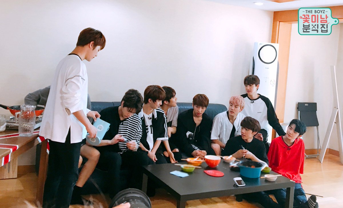 mbcmusictheboyz's tweet photo. 케셰프VS주셰프의 불꽃튀는 메뉴 결정전 #떡볶이를_부탁해🔥세상 진지하게 투표 중인 더보이즈! 과연 케빈과 주연이의 손에서 탄생한 新메뉴는? #꽃미남분식집 3회는 오늘 저녁 10분 늦게 #저녁8시40분 엠비씨 뮤직에서 방송됩니다 본.방.사.수🍽️ https://t.co/oxfwn5DpQn