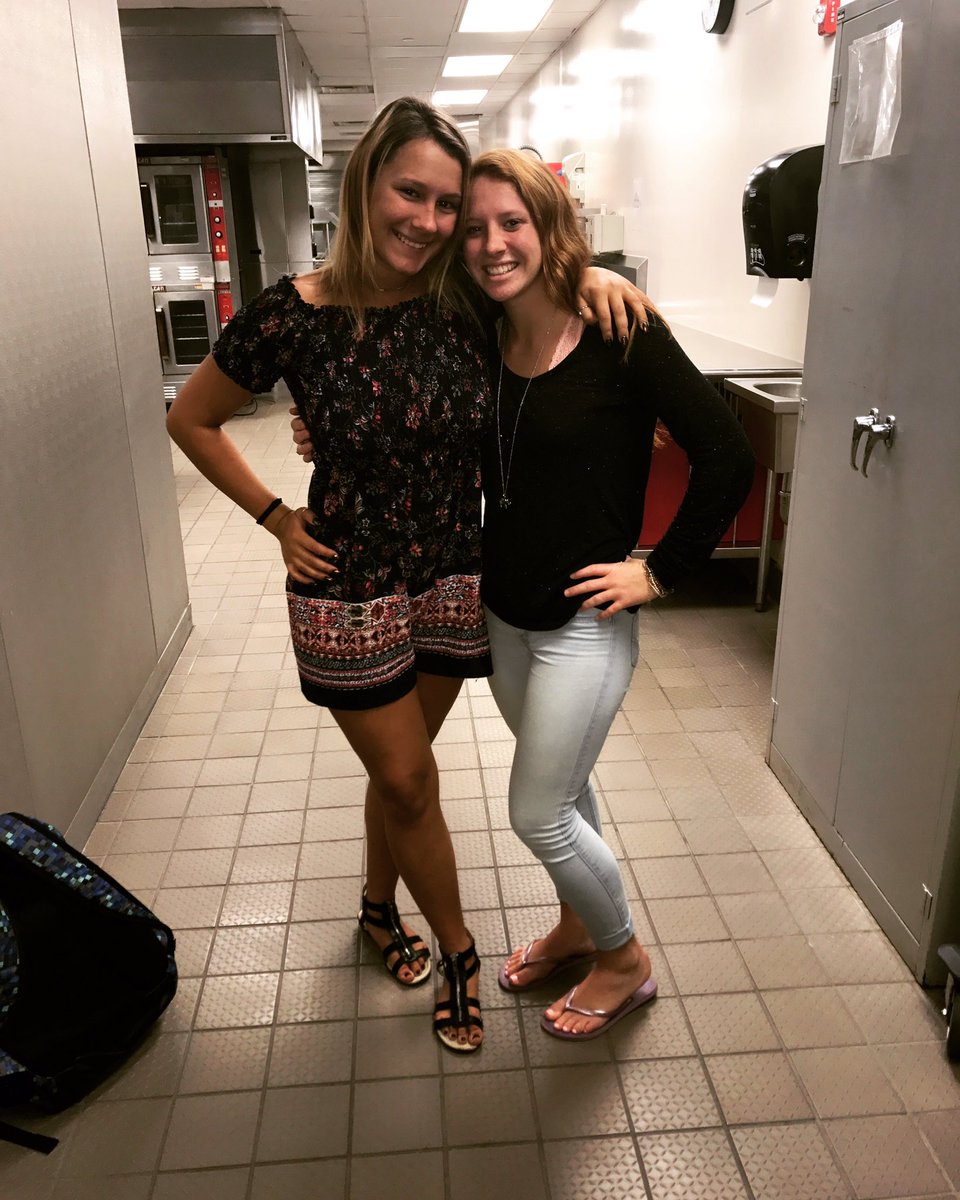 emilyperry_3's tweet photo. last first day w my bff💗 #senya🎓#traditionalpose #whatisschool https://t.co/bc5sHXMOkt