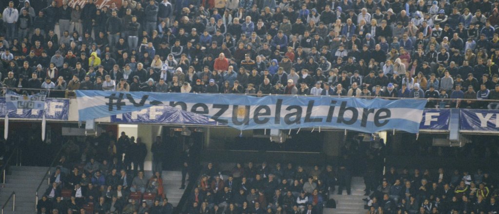 miguelsantos12's tweet photo. Agradecidos con los hermanos argentinos.Más allá de la rivalidad deportiva, solidarios con el reestablecimiento de la democracia  #Venezuela https://t.co/sfYUJh1va2