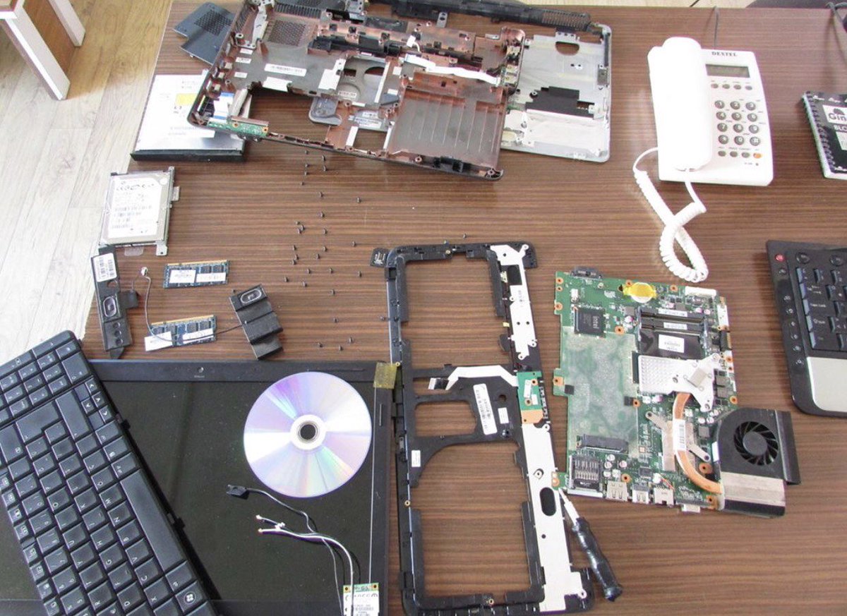 fixspotcomputer's tweet photo. Laptop cleaning in progress ... #laptoprepairs #computerrepair #fixspotcomputer https://t.co/nIYnlqaR8D