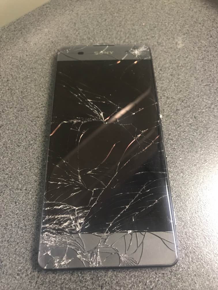 fixspotsydney's tweet photo. Sony Xperia XA in with the cracked screen #sony #sonyrepair #melbournephonerepair #fixspot https://t.co/wzSPPdopVm