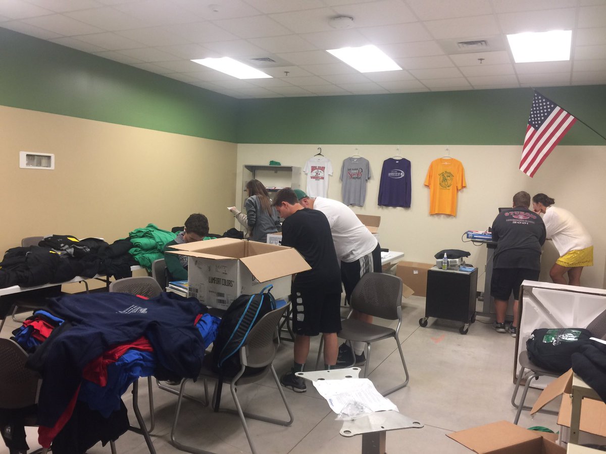LydiaWigginz's tweet photo. This is Mrs. Campbell's class, where students make and press t-shirts. #CuttingEdgeLearning #D15News https://t.co/8aImUbgdza