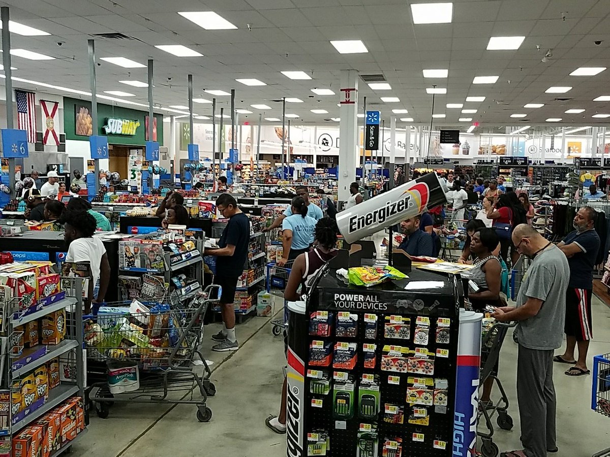 El_Tanguero's tweet image. @Walmart over 150 customers 4 lines open, delay to the cashiers over 40 minutes #worstsupermarket #RespectCustomers
