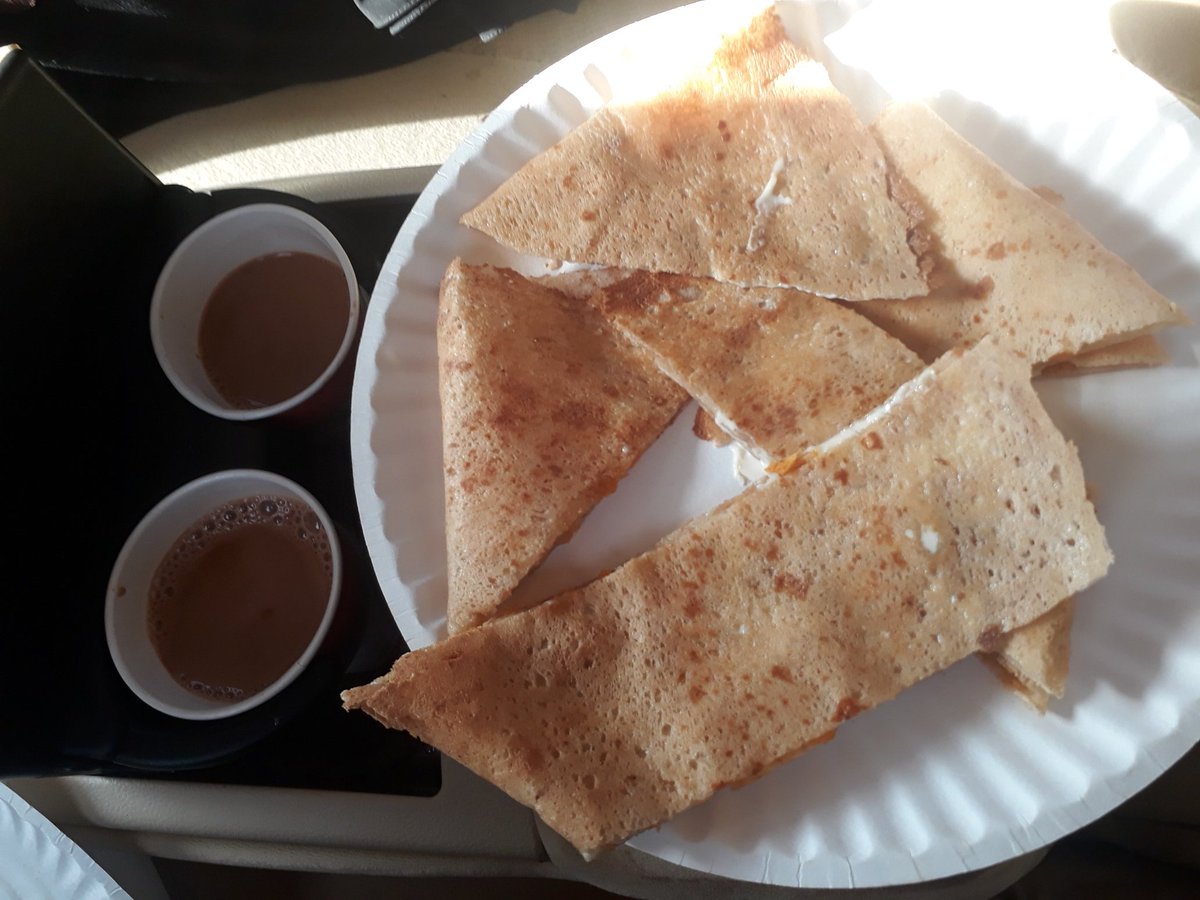 c9zPt2a01pHbZma's tweet photo. #المشاوير البعيدة لا تحلو إلا بشاي كرك وخبز رقاق😋 https://t.co/P0NuKKab2Z