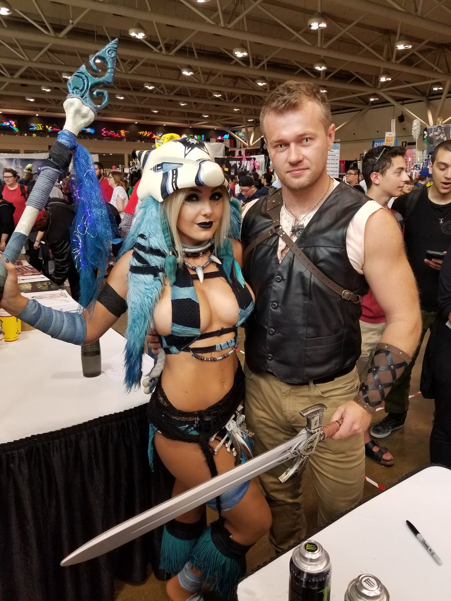 MickKaine's tweet photo. @OJessicaNigri is so sweet to every person who comes to see her, even if they just want to say hey, she is grateful for every fan. #FXC2017 https://t.co/y4NmQY49BP