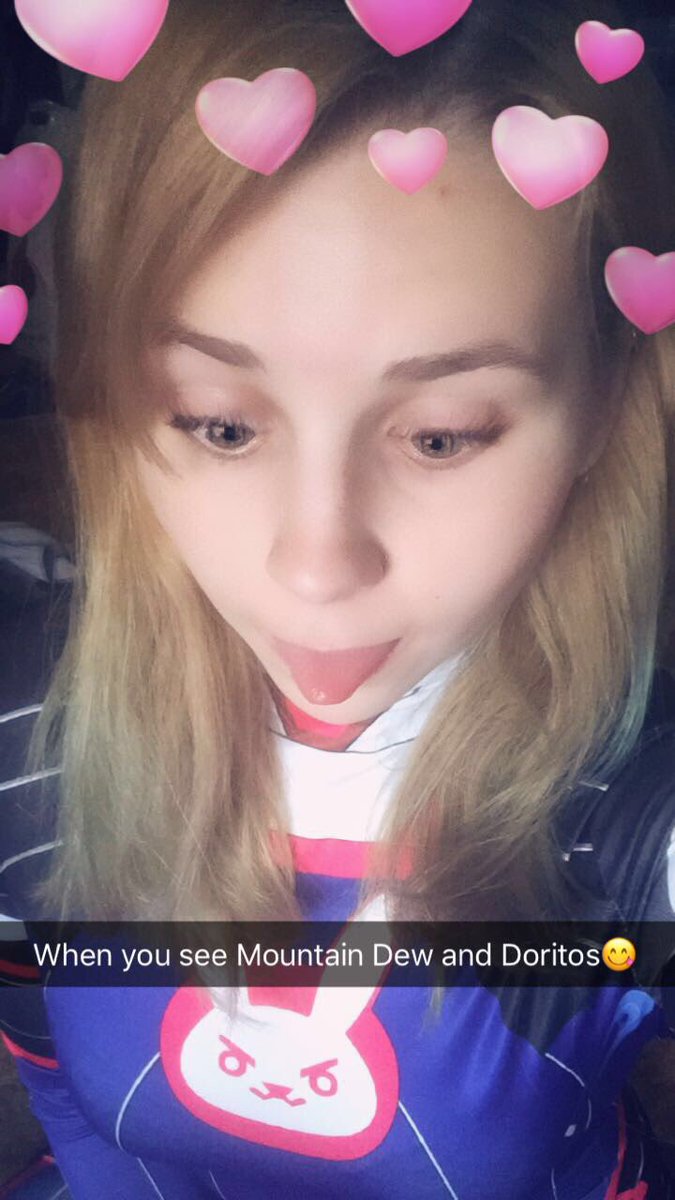 Vixie21's tweet photo. When you see Mountain Dew and Doritos across the room.😋😍😋😍 follow me on snapchat: vixie_21 #dva #Overwatch #cosplay #mountaindew #doritos https://t.co/cfwLTQa518