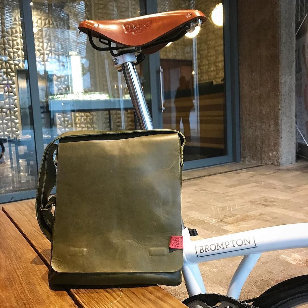 prototipoceromx's tweet photo. Cosas que combinan bien: Prototipo Cero + @brooksengland + @bromptonbicycle .
Todo en @cykelgdl de @vialibertad . https://t.co/HbJYfGyoYV https://t.co/Ef5WFjFND4