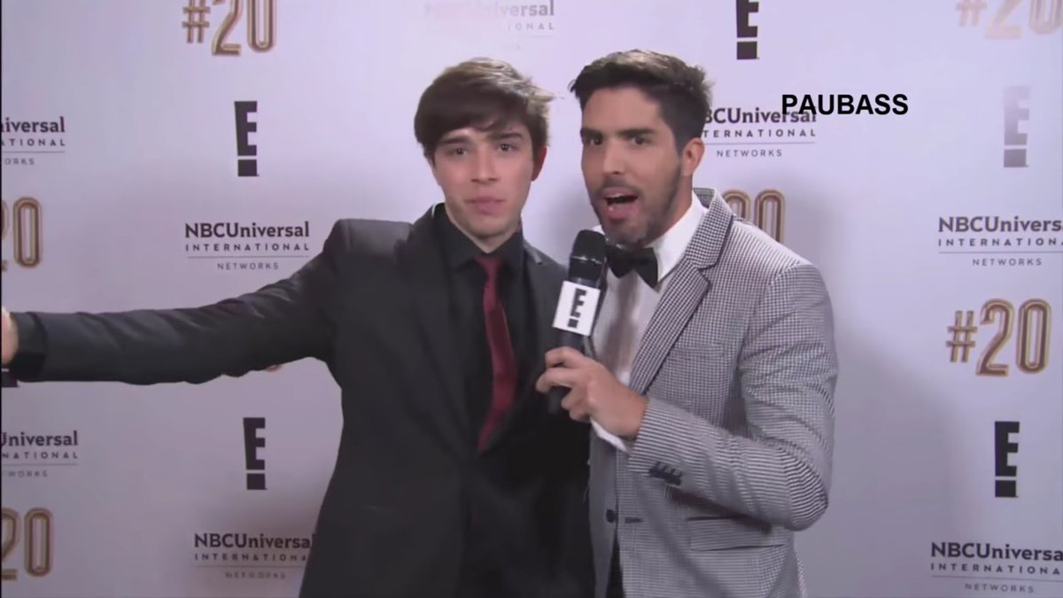 Mer_Ss2's tweet photo. Jajaja apareció en la alfombra roja comiéndose una empanada de carne, lo amo mucho que decir #JulianSerrano #Serranistas #KCAArgentina https://t.co/jcgL6mMs8U