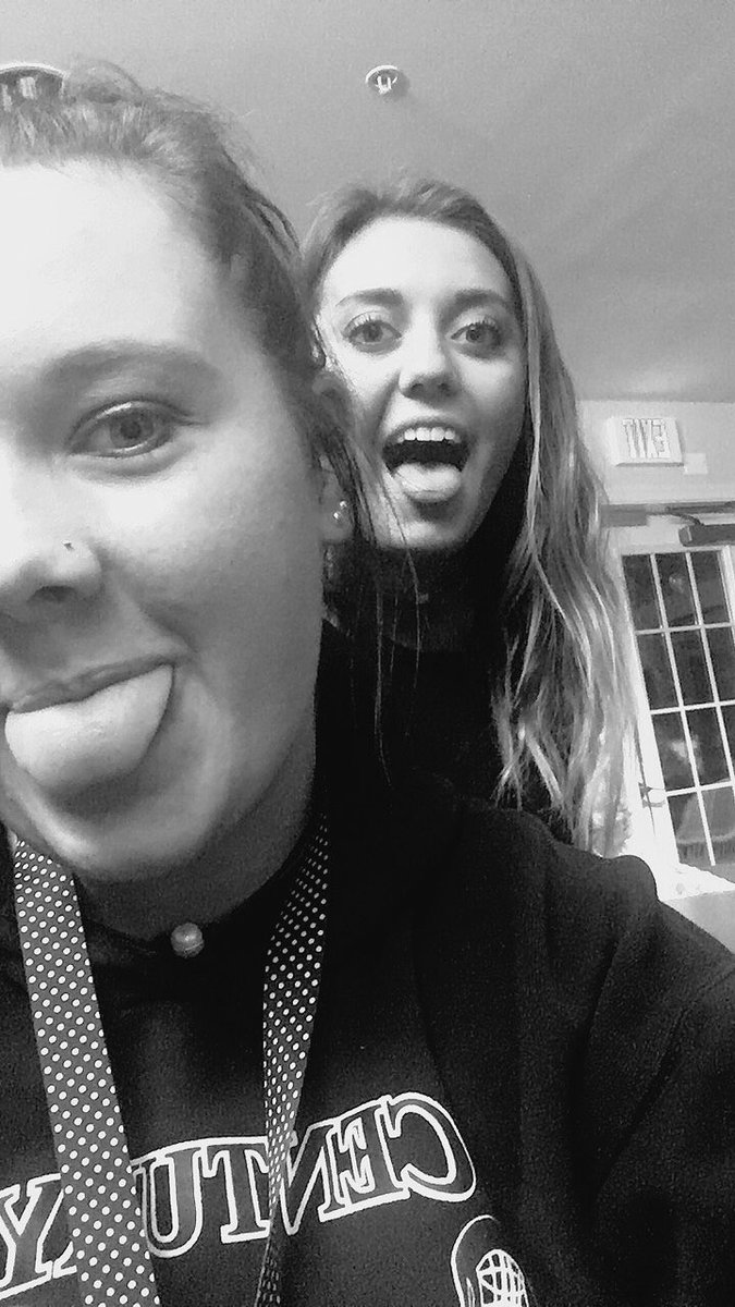 T_Dull97's tweet photo. I miss my ppl💗😔 @emking07 @Chlo_In_TheDark https://t.co/icbSSxPqsi