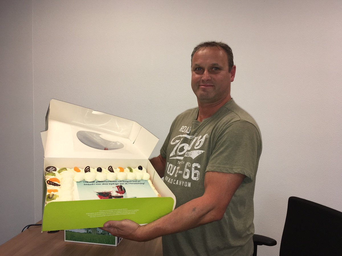 Een welverdiende taart voor de hoogste bieders tijdens de speciale snijanthuriumveiling voor de <a href="/Hartstichting/">Hartstichting</a>! ow.ly/4JDl30eWH2f