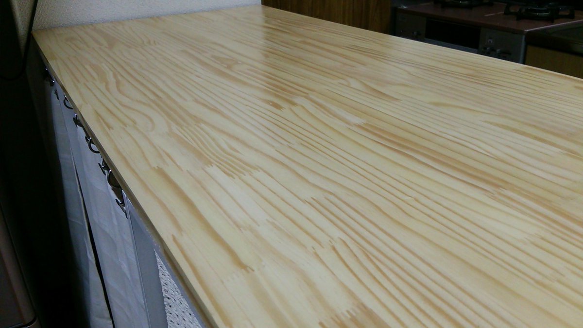 ダニエル なんちゃってキッチンカウンター作った 収納も多いし ゴミ箱もセットして使いやすいー 自画自賛 天板にニスぬってピカピカになって満足 サイドに板っぽいのつけて見た目良くしたいなー Diy キッチンカウンター