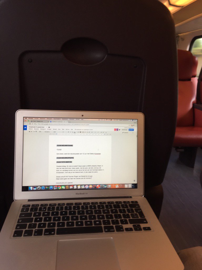 Maar waarom staan die stoelen in de onderuitgezakt stand?