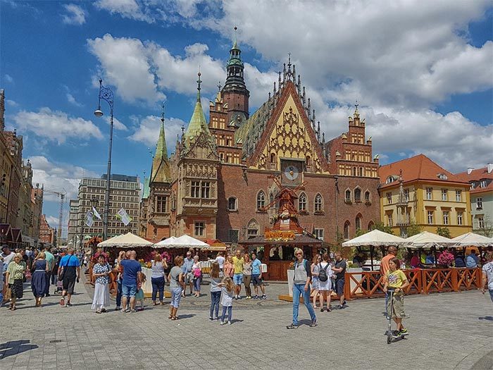 cosavederea's tweet photo. Nuovo: Cosa vedere a Breslavia - Wroclaw la città dei nani https://t.co/fnl0yQctzk https://t.co/Sk3iIW92P4