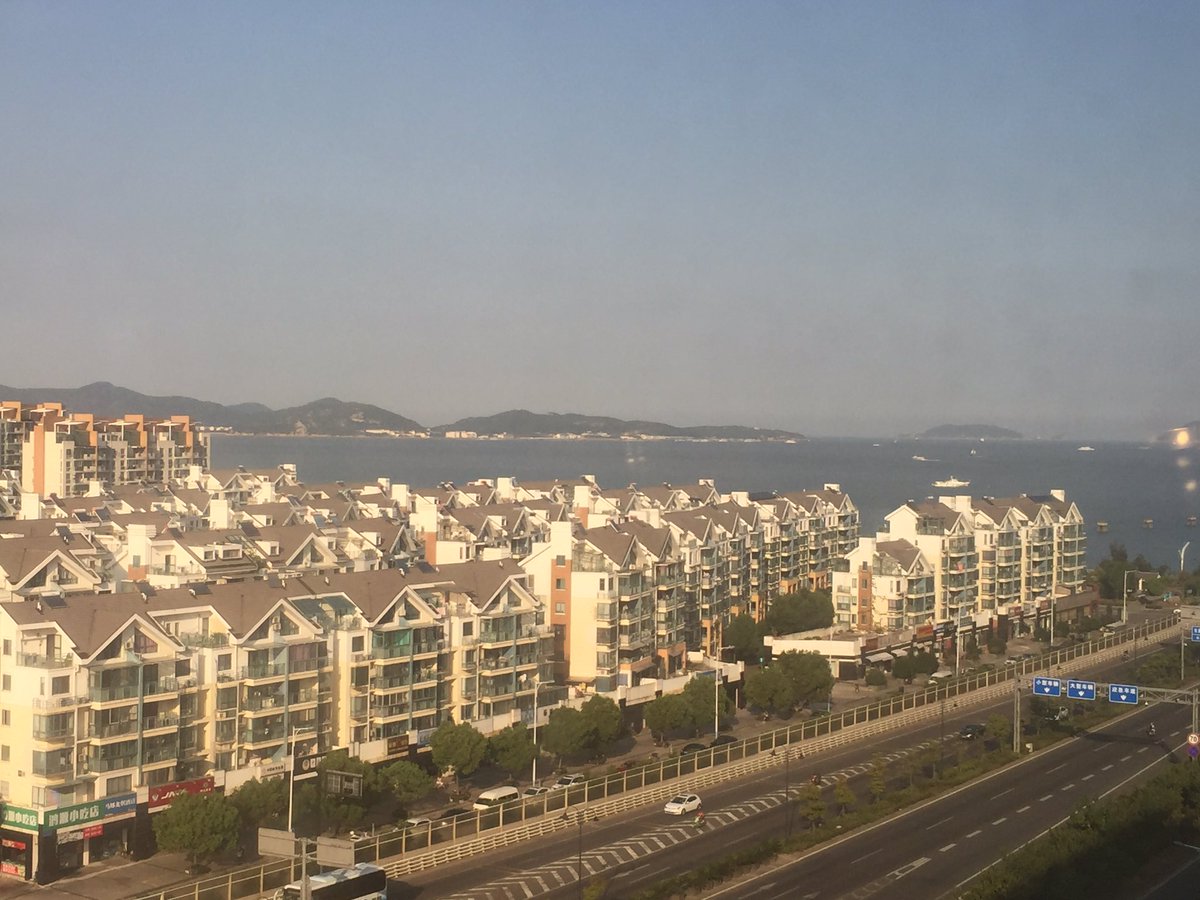 当我看到这个路牌，想起了李志的一首歌《杭州》“让我查一下谷歌地图，北仑怎么走。”