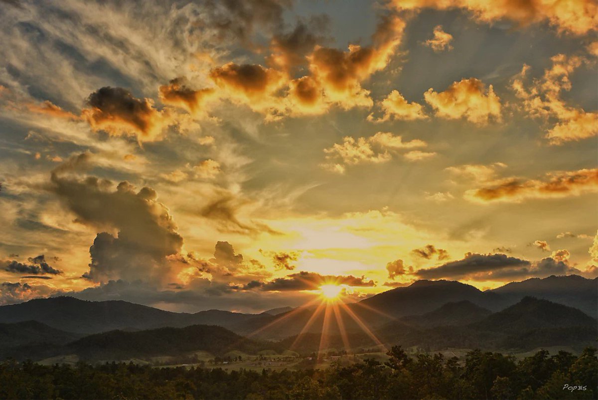 Virgonika's tweet photo. Photographer Vichaya Pop (Thailand) https://t.co/RR7DosuS1N #sunsets #nature #landscape #colorsofnature #photography #fineartphotography https://t.co/a1NxVcMP4X