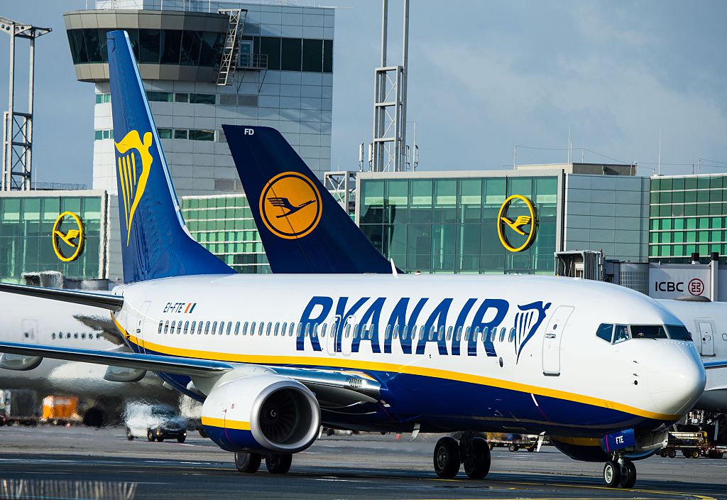 FT's tweet photo. Ryanair plans to cut its carry-on bag allowance to one item — claiming its two bag policy proved too popular https://t.co/rDE6ABc2uy https://t.co/PPcBNzZV8C