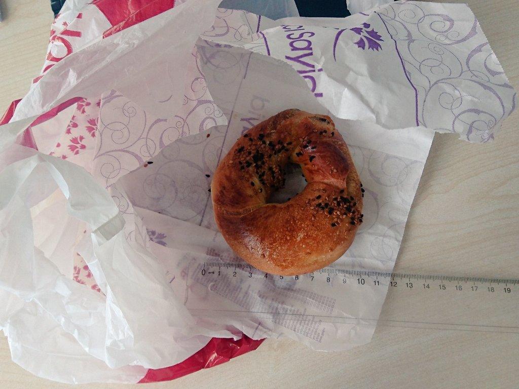 haticementese's tweet photo. @hacisayid Zar zor 10 cm çapı çıkan bu açmayı daha ne kadar küçülteceksiniz? Bir de şuncacık şey 2lira 🙄 https://t.co/BhaShZ2bTK
