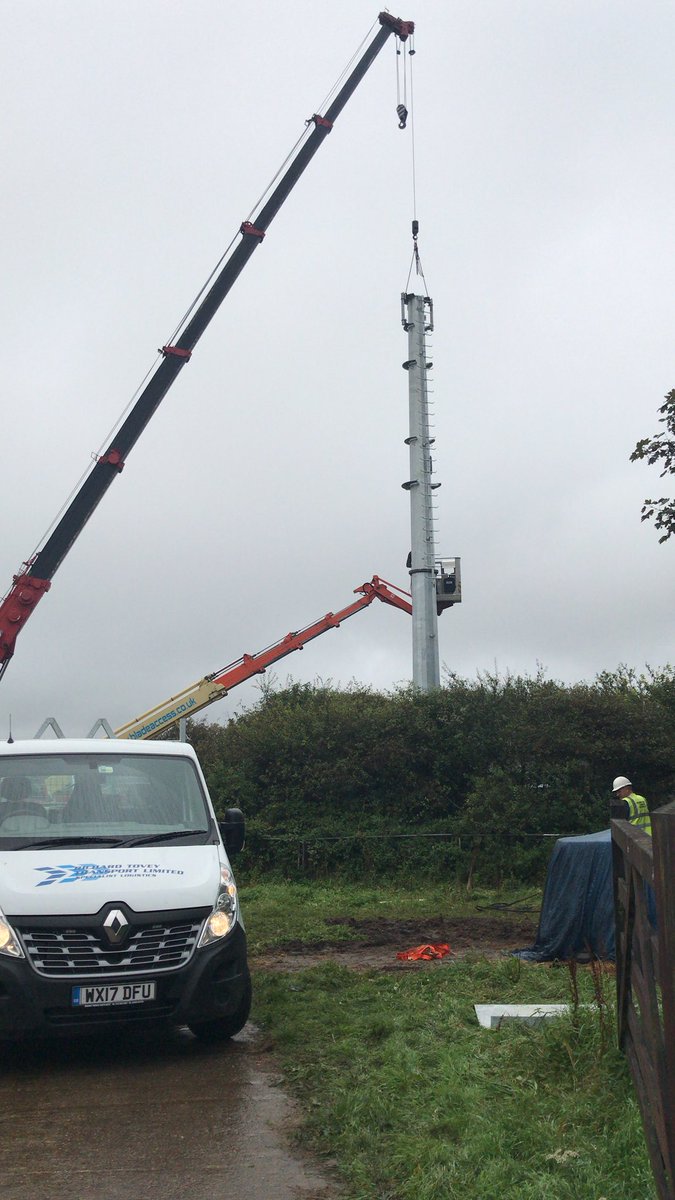 drswuk's tweet photo. Yesterday’s #EE @arqiva pole swap in #Cornwall. Split pole due to difficult access. @hfgroup_uk @ThanetCraneHire #telecom #upgrade #build https://t.co/3LsLtJk11A