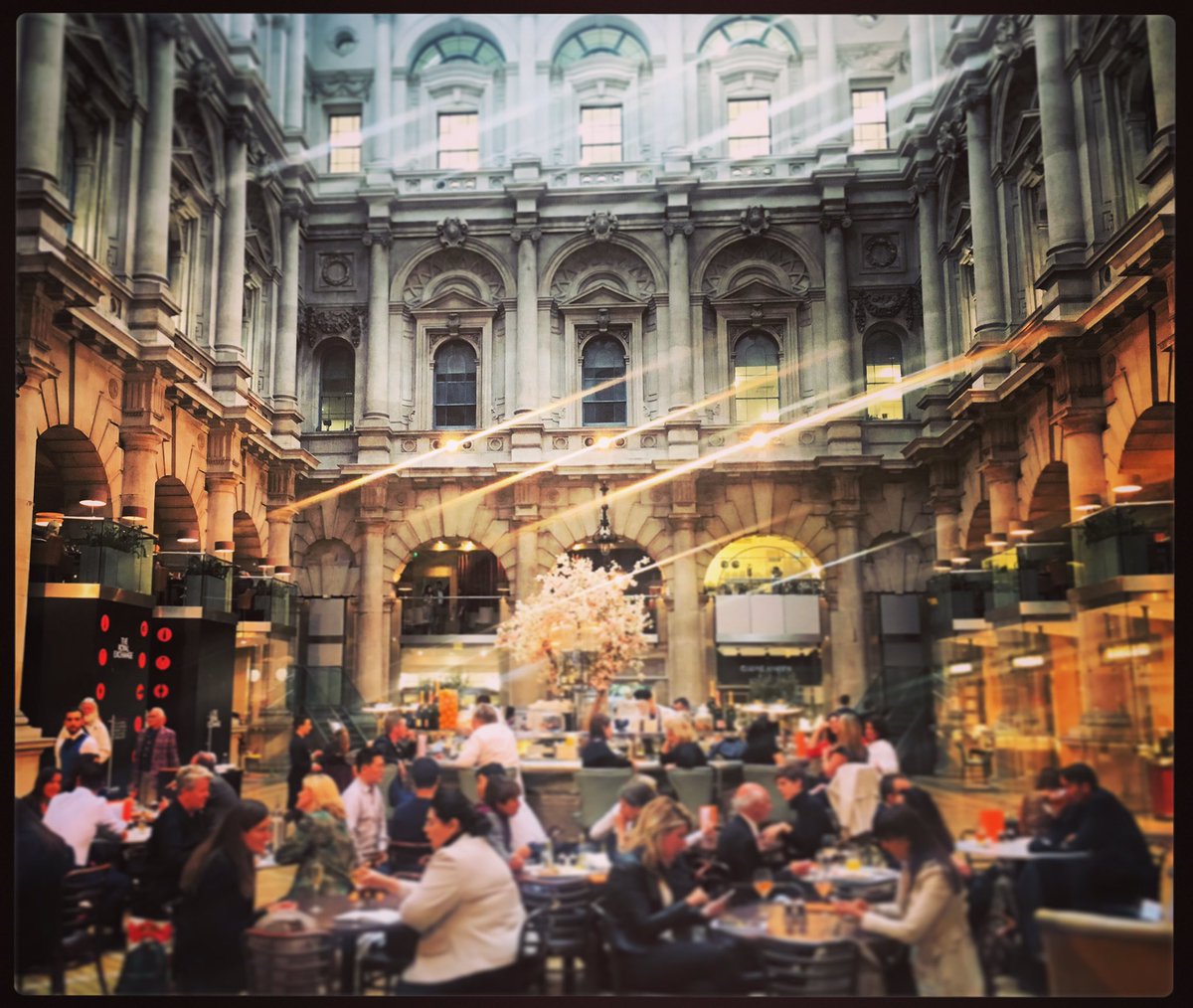 RuizSw18's tweet photo. #royalexchange #bank #bankstation #financialcenter #finance #cafe #london #city https://t.co/XcQ6XryWwa