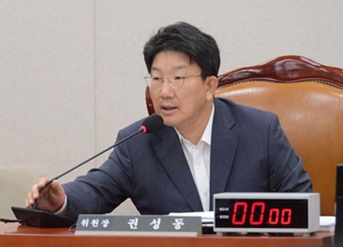 GObalnews's tweet image. 강릉시민단체 “잇단 측근들 공공기관 채용비리, 권성동 사퇴하라” goo.gl/zQFa5w #고발뉴스