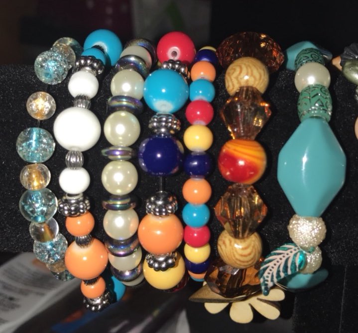 PoolSidePearls's tweet image. New bracelets! #handmadegifts #handmadebracelets #handmade #bracelets #handmadejewelry #christmasgift #Indie