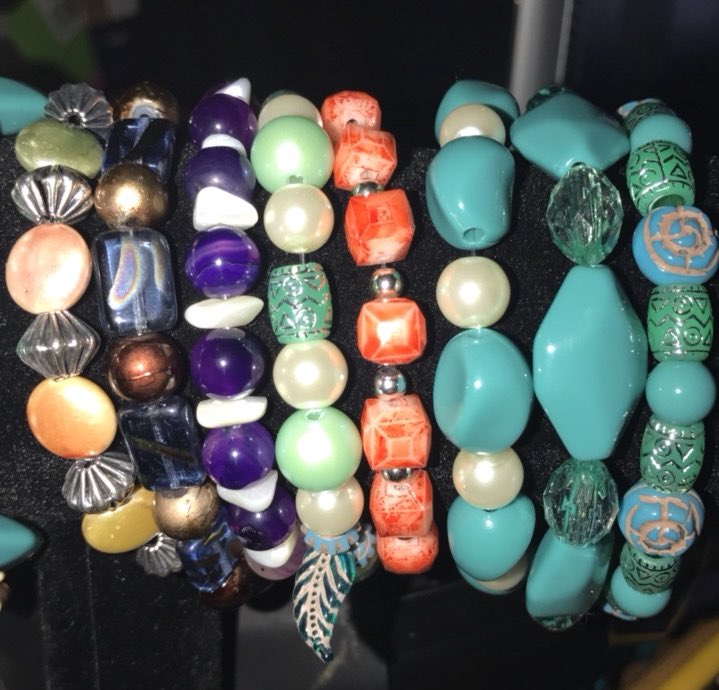 PoolSidePearls's tweet image. New bracelets! #handmadegifts #handmadebracelets #handmade #bracelets #handmadejewelry #christmasgift #Indie