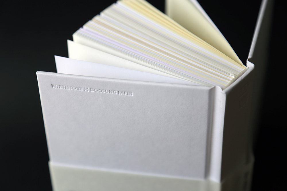 your_mind_com's tweet image. 두성종이의 백색 종이 25종을 양장 노트로 엮은 &amp;lt;백서&amp;gt;(백상점 | 20,000원)가 새로 들어왔습니다.