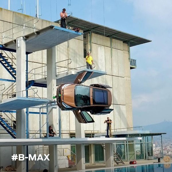 FordSlovenija's tweet photo. Khm.. Kako bi temu rekli? Neobičajen avto v neobičajni situaciji ;) Pustolovec, mar ne? #MojFord #FordBMAX #BMAX #AktivnaDružina https://t.co/wlShvQeU83