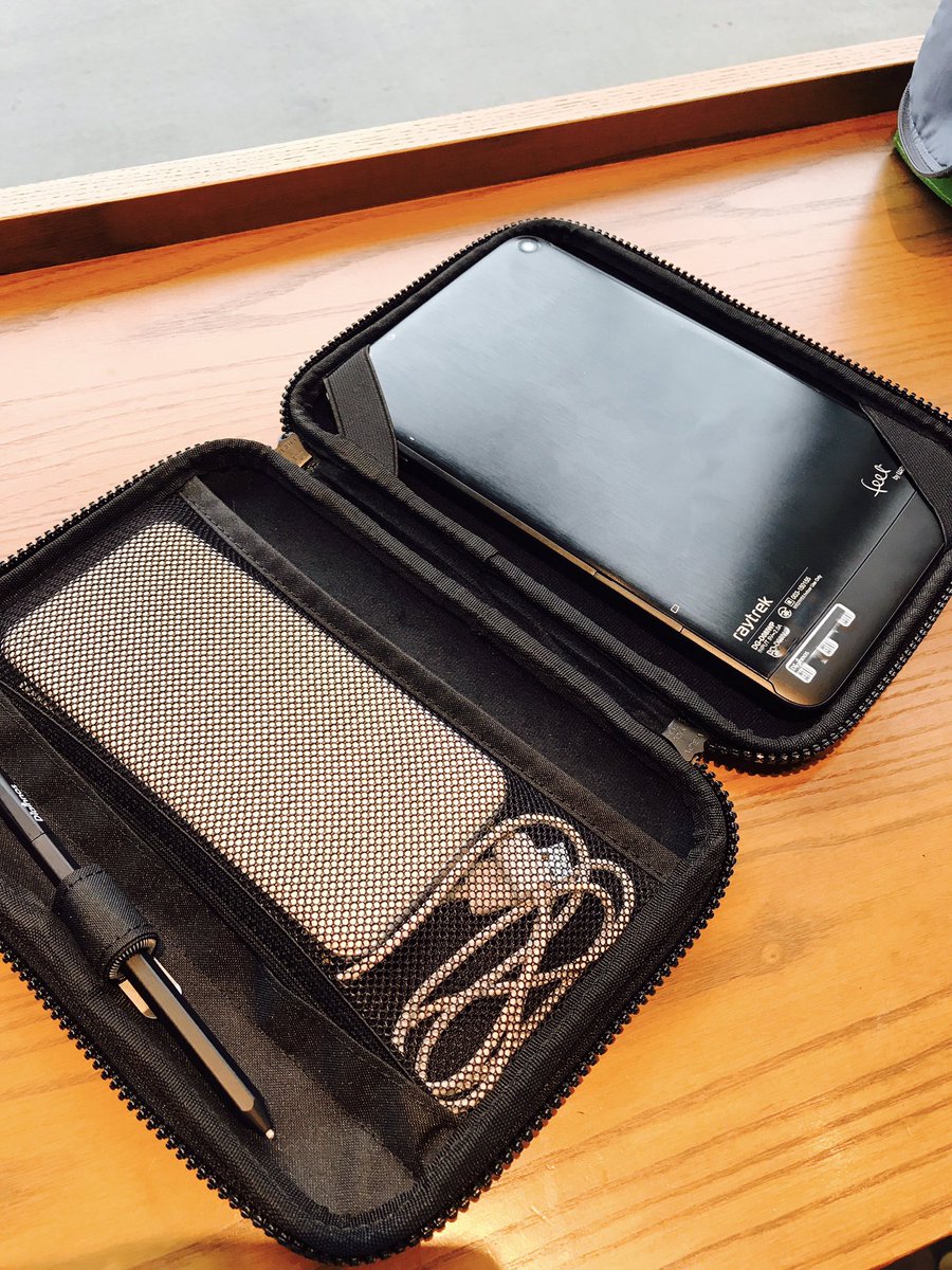 טוויטר きづきあきら בטוויטר 先人の教えに従って Raytrektabを無印 良品のハードケースに入れて 元々のペンさす所にペンクリップ装着 滑らずペンも収まった バッテリーとケーブルも入れて完璧 ハードケースは今半額で750円 T Co I0ziuqvljg