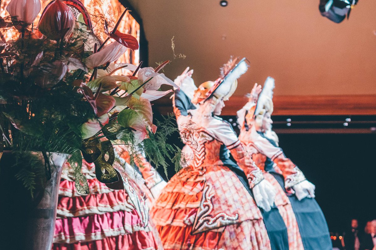 When fashion meets flowers! Een bijzondere samenwerking tussen couturier Ronald Kolk en <a href="/AnthuriumNL/">Anthurium info</a> ow.ly/swZb30eVZbb #anthuriums