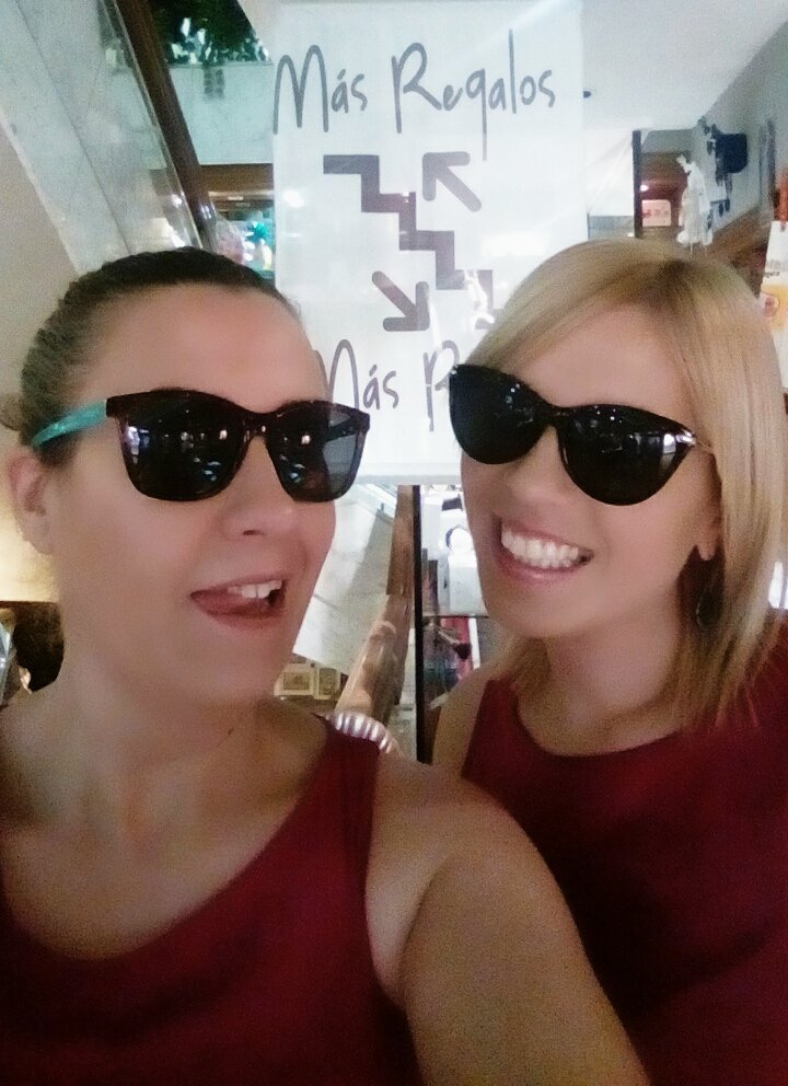 Scap_Leon's tweet photo. #PedroSanchezEnLaSER y #LasChicasdeScap (con gafas de Pertegaz)os desean #FelizMiercoles 🔝🔝🔝😎😎 https://t.co/wa6ESeS1gM
