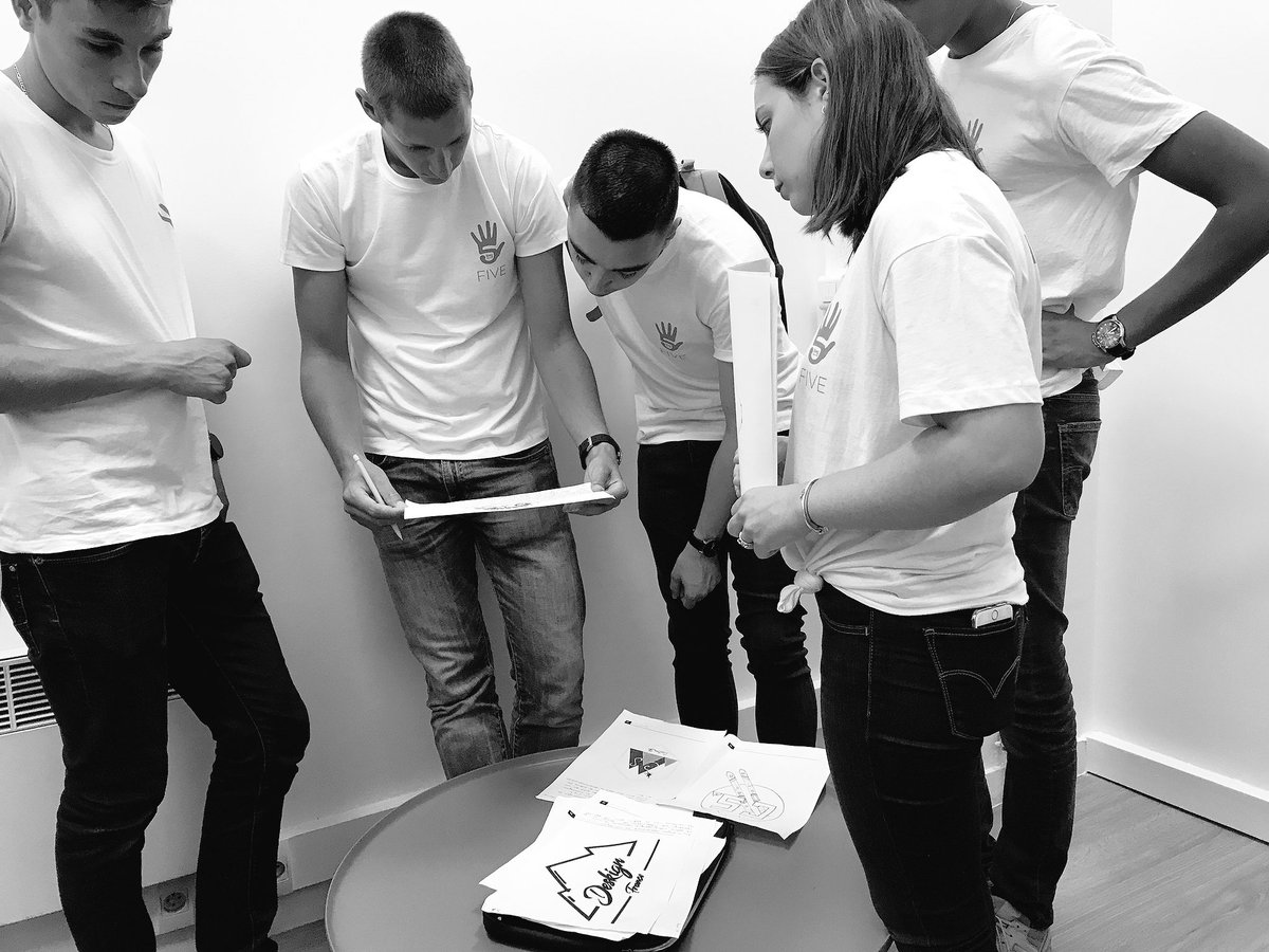 IPAGBS's tweet photo. #WelcomeToIPAG 🎓La FIVE Team note les logos des entreprises des 1A 👾 https://t.co/sjo7LwHz2R