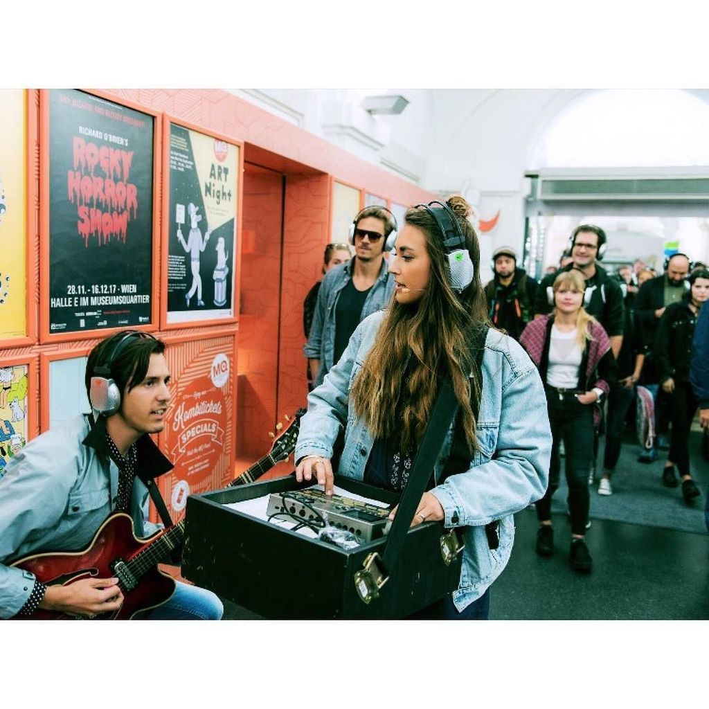 caricarimusic's tweet image. What a sunday ❤We played art galleries, bookshops, staircases and toilets. 🏙🚾 Thank you to @radiofm4 , @museumsquartier &amp;amp; @oliverhangl for …