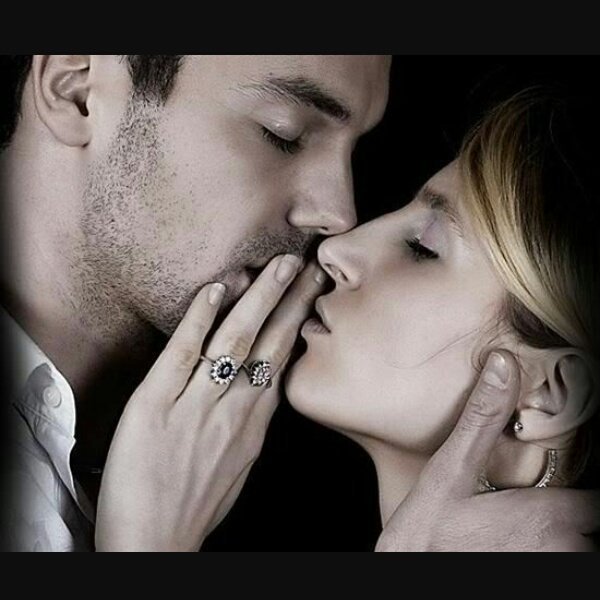 لك أنت..
سرقت مني همساتي..
نبضاتي بعد أن أنصهرت..
في وجدانك لقد عشقت هواك..
عانقتني روحك ومعها شعرت..
بلأمل أنت غير كل البشر.
أشتاق للقائك🌹🍃