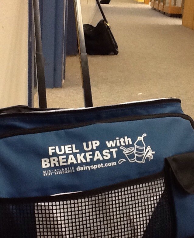 OakridgeConnect's tweet photo. This is how we roll... starting off the new year and each new day with #BreakfastinClassroom! #APSBack2School #APSisAwesome https://t.co/DzD4RjD862