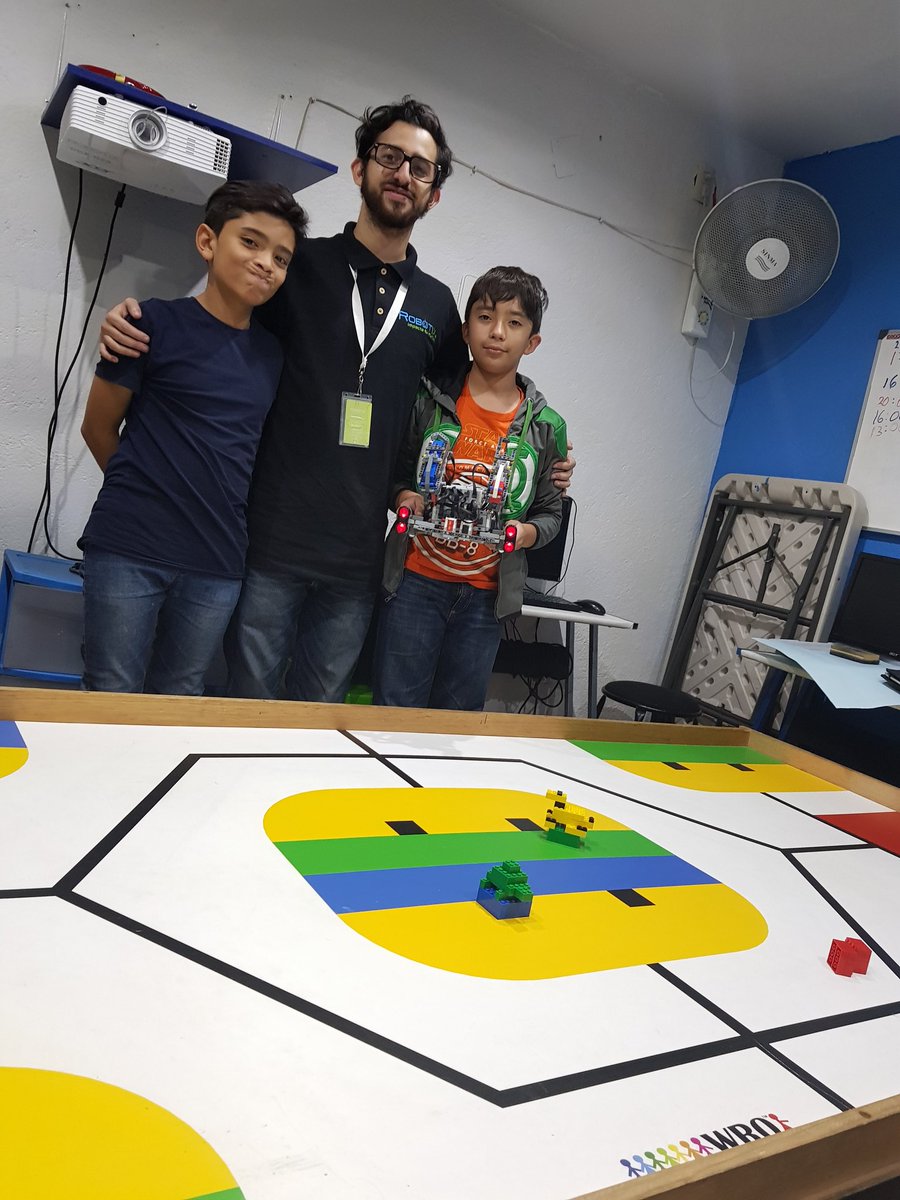 pablopableta's tweet photo. #RobotiXTeams a unos días de vivir un nuevo reto en WRO2017. Nos estamos preparando #soyRobotiX #ImpactaTuMundo @ilzeAlvarez @ERICK_ESPINO https://t.co/ytuz2Gxr0S