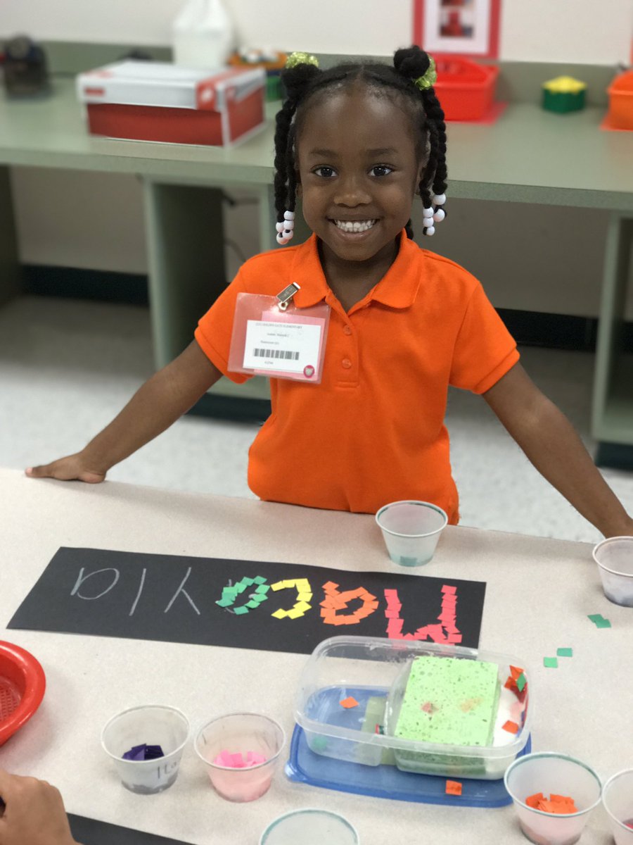 MrsKTeachesArt's tweet photo. Working on our fine motor skills and learning the colors of the rainbow! #KinderArtist π¨ https://t.co/1Ny2AQHWO3